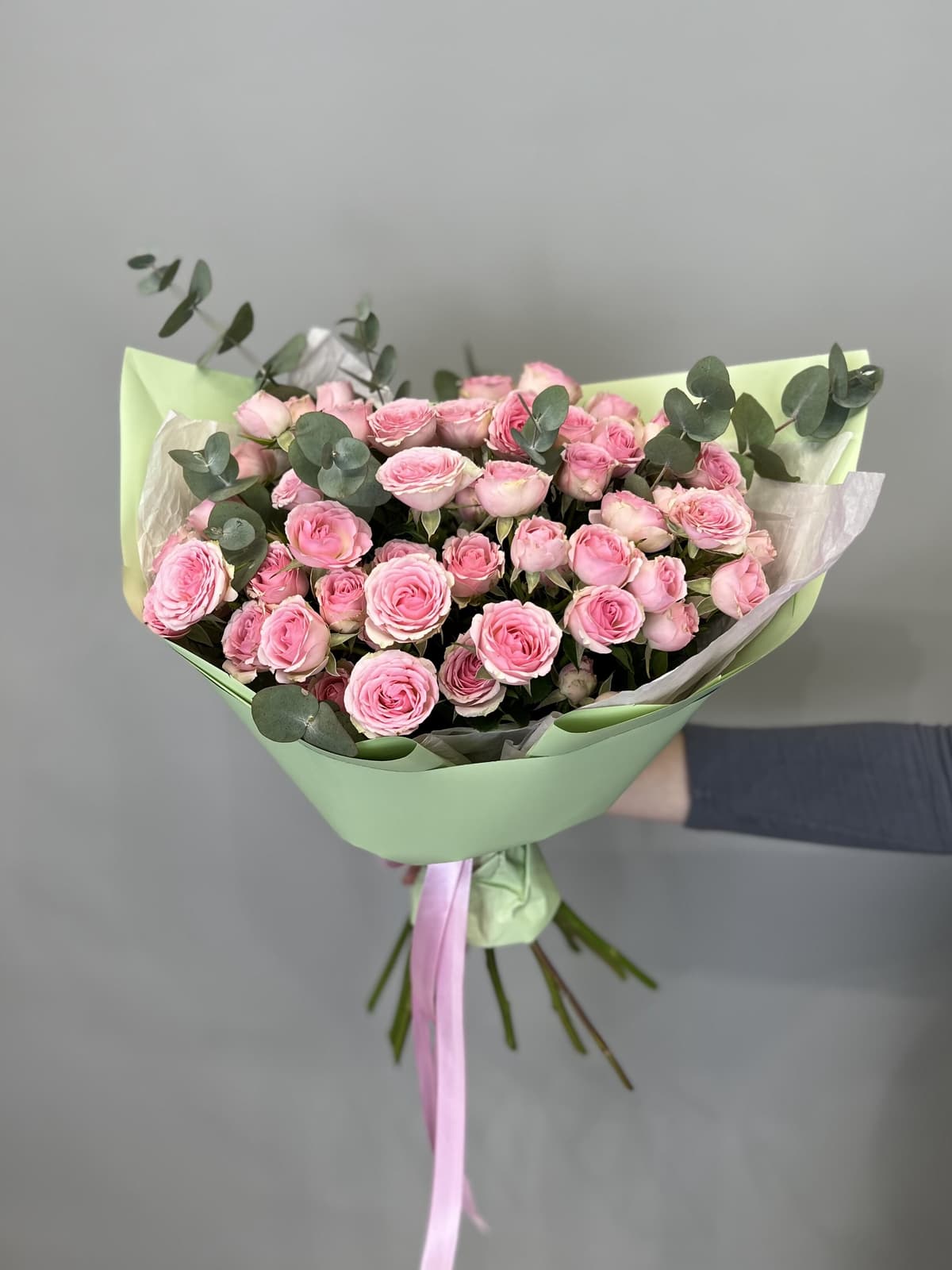 Стильный букет из 11 розовых кустовых роз с эвкалиптом