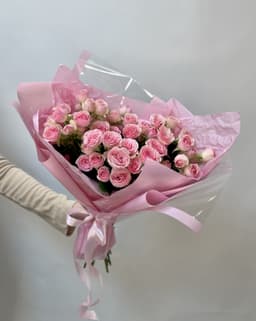 Оригинальный букет из 11 Розовых Кустовых Роз в Матовой бумаге