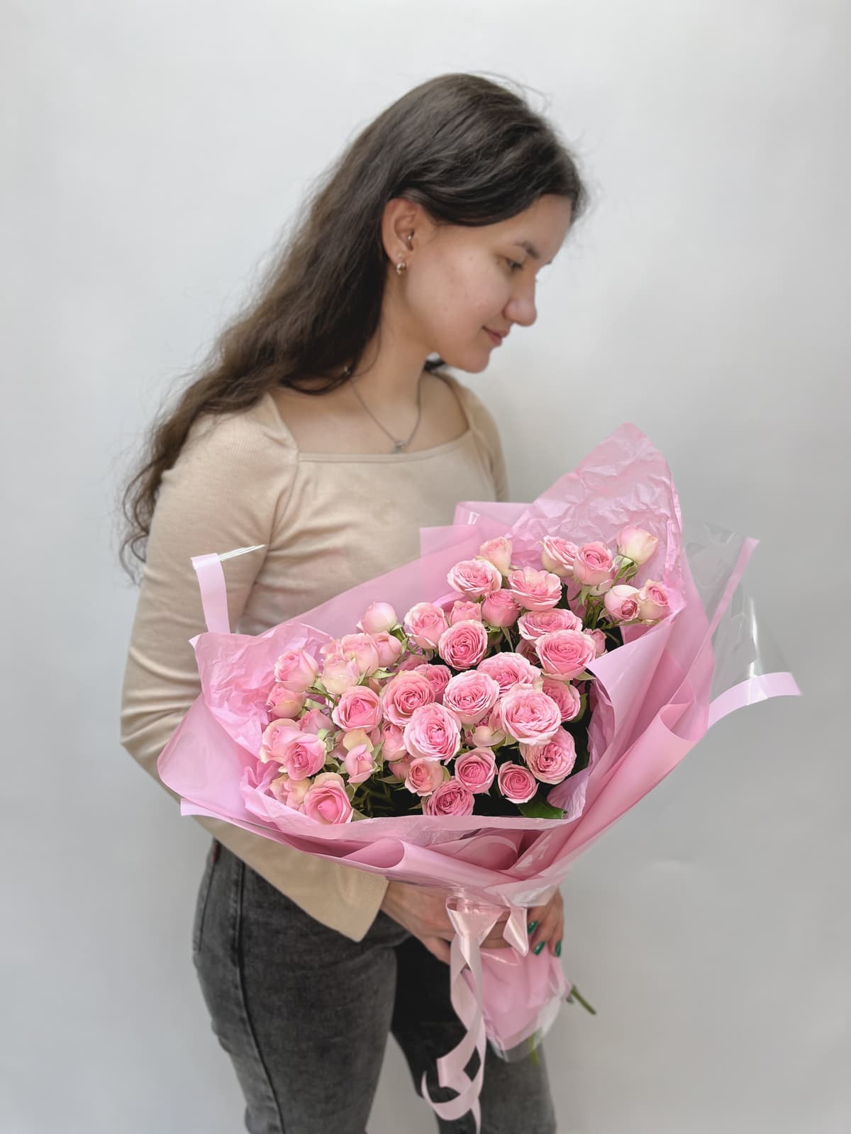 Оригинальный букет из 11 Розовых Кустовых Роз в Матовой бумаге