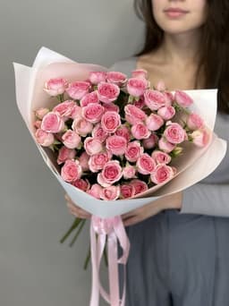Дизайнерский букет из 11 розовых кустовых роз.