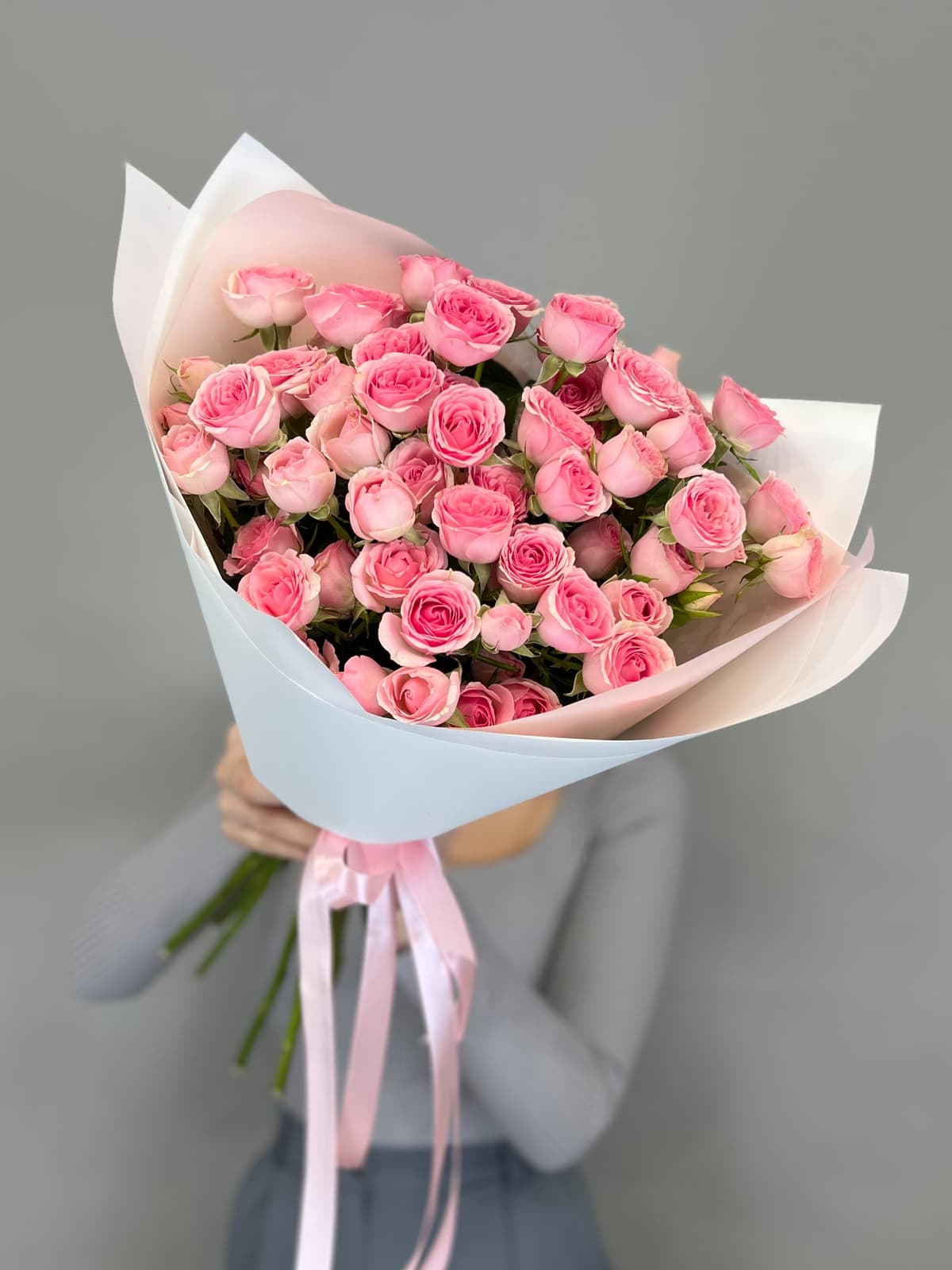 Дизайнерский букет из 11 розовых кустовых роз.