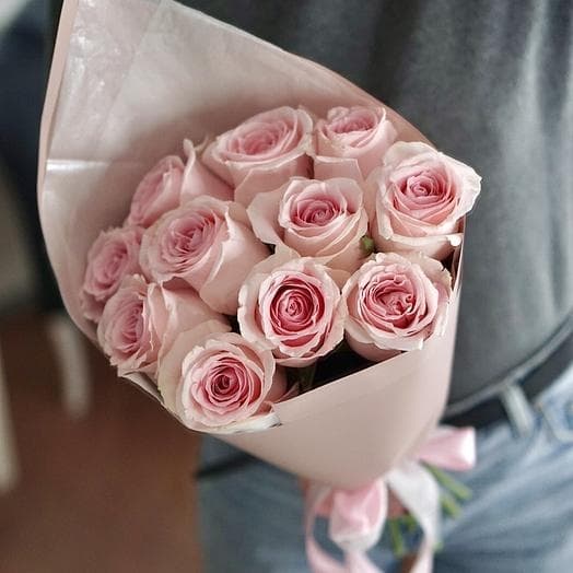 Шикарный букет из 11 розовых роз Эквадор в матовой бумаге 50 см Шикарный букет из 11 розовых роз Эквадор в матовой бумаге 50 см