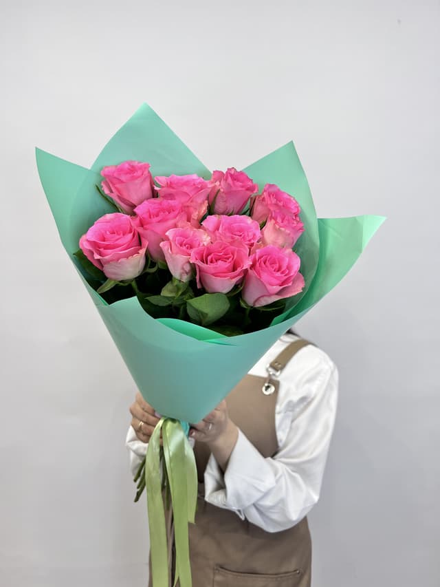 Красивый букет из 11 розовых роз стандарт 50 см в оформлении Красивый букет из 11 розовых роз стандарт 50 см в оформлении