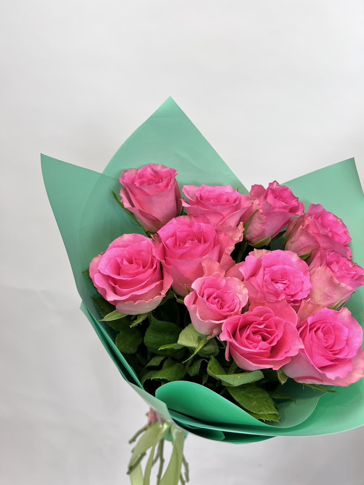 Красивый букет из 11 розовых роз стандарт 50 см в оформлении