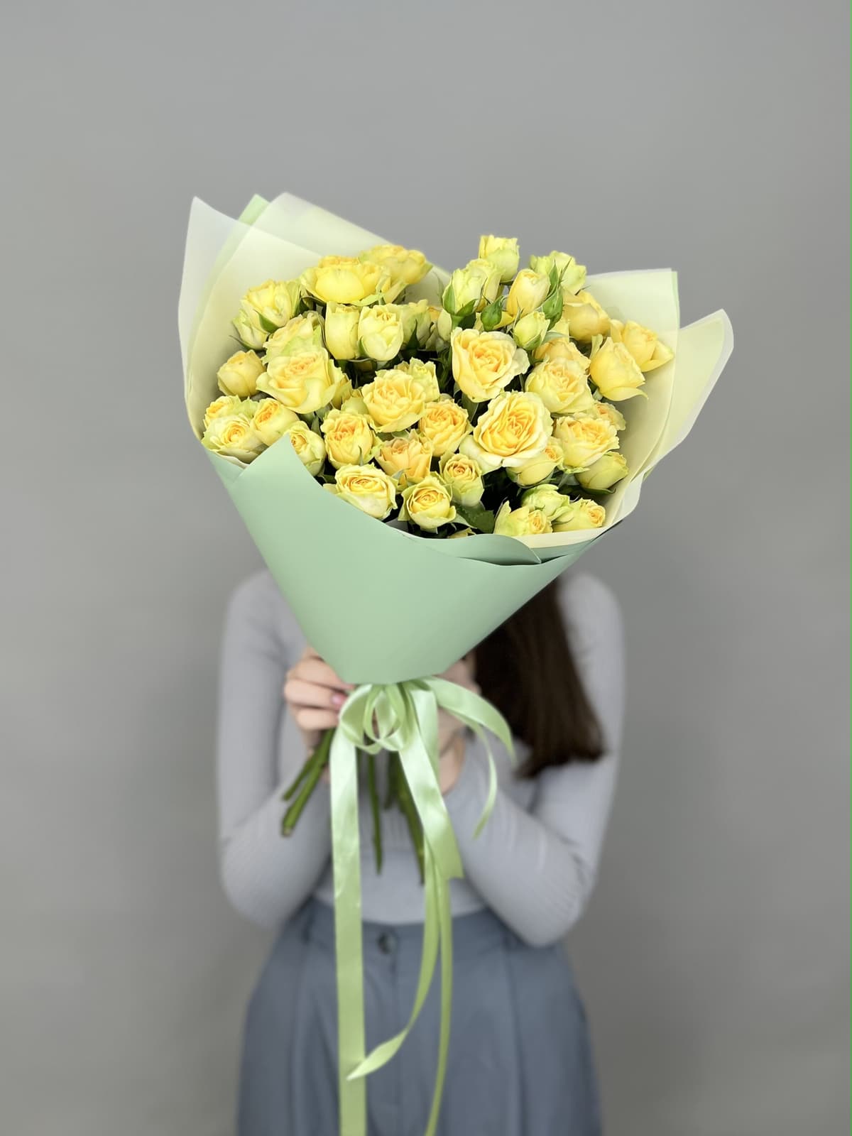 Оригинальный букет из 11 желтых кустовых роз