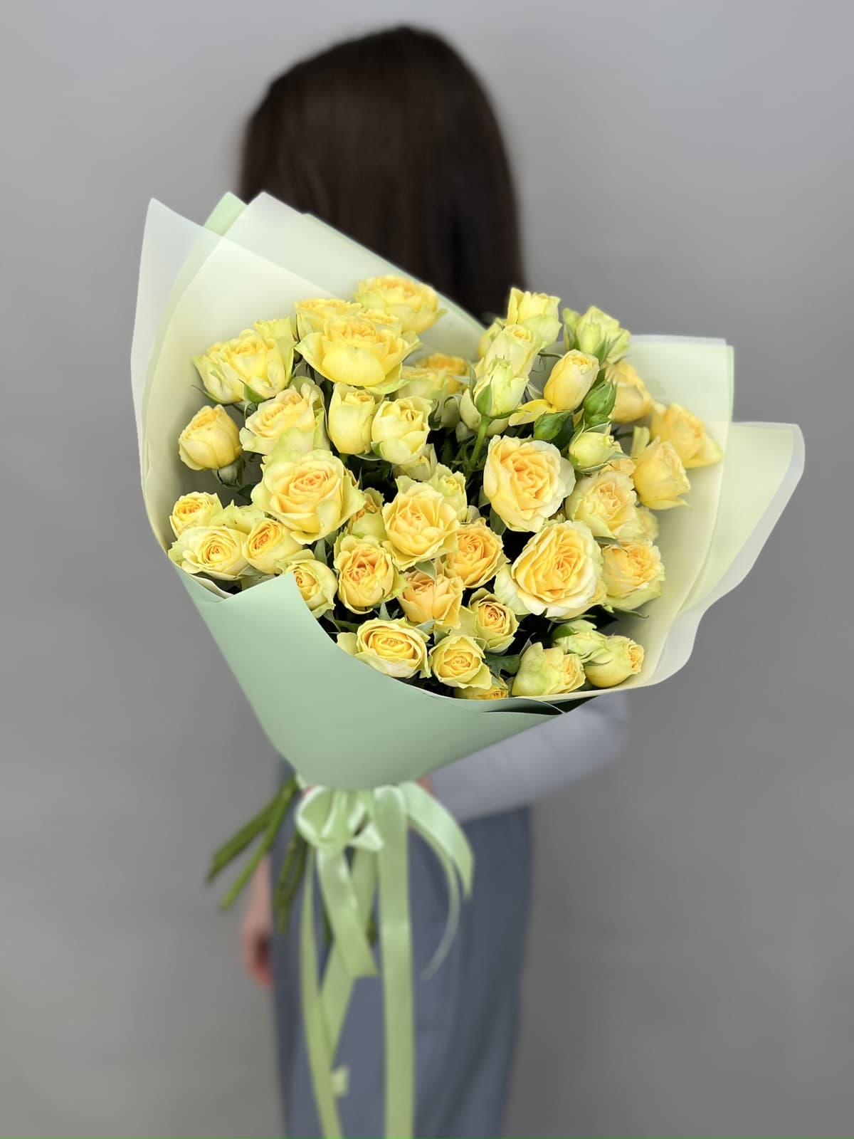 Оригинальный букет из 11 желтых кустовых роз