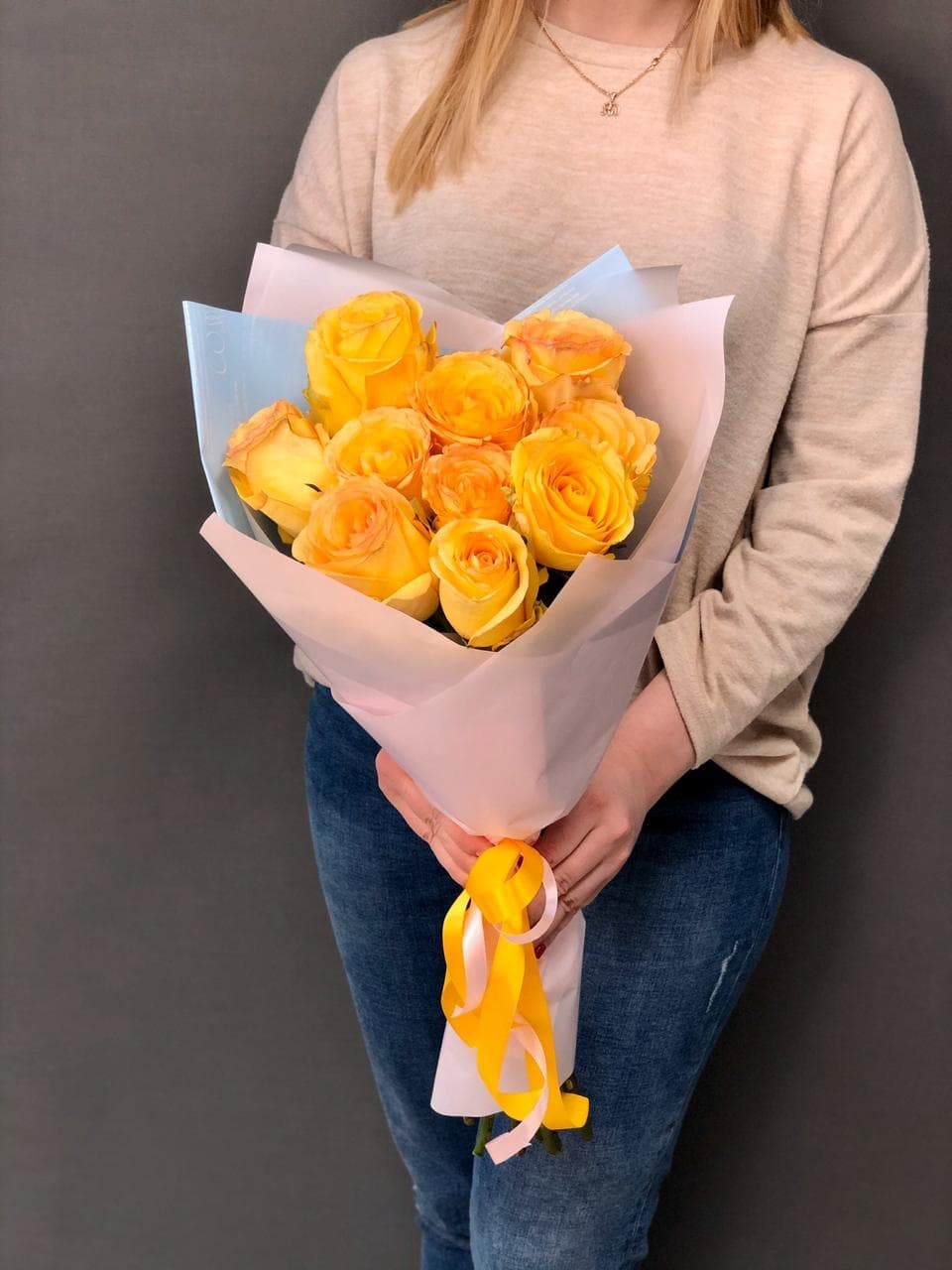 Букет из 11 жёлтых роз Эквадор в фирменном оформлении 60 см