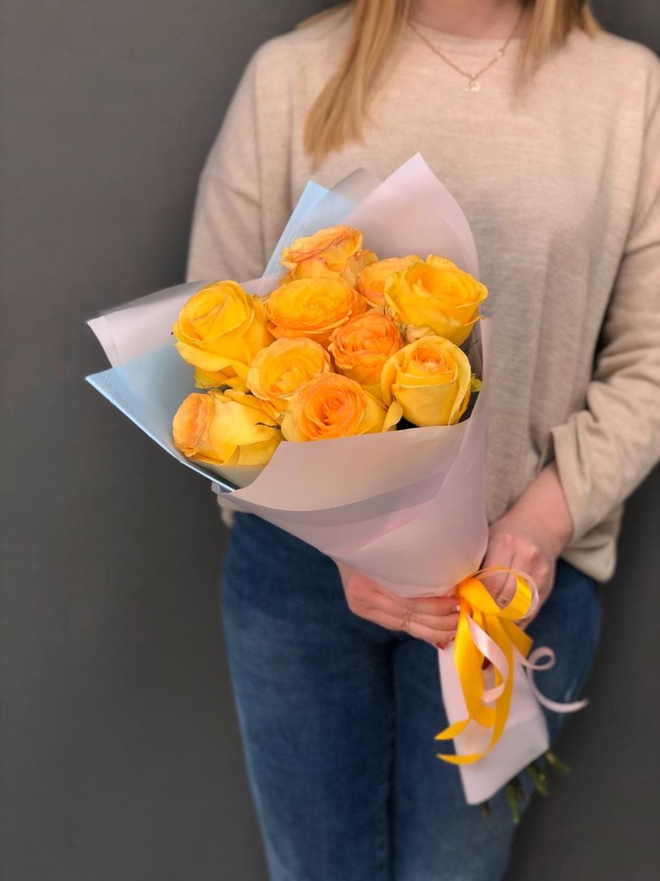 Букет из 11 жёлтых роз Эквадор в фирменном оформлении 60 см