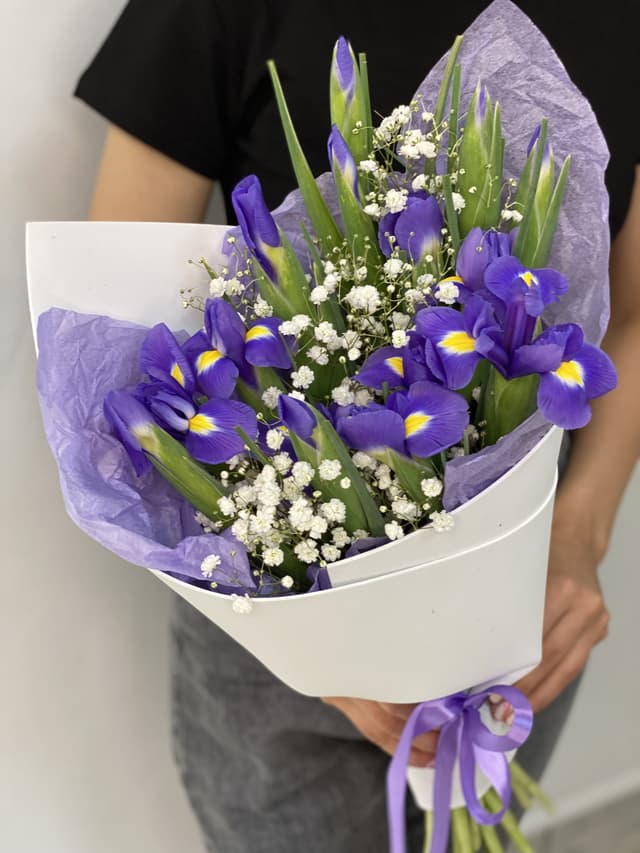 Букет из 13 Ирисов с Гипсофилой Букет из 13 Ирисов с Гипсофилой