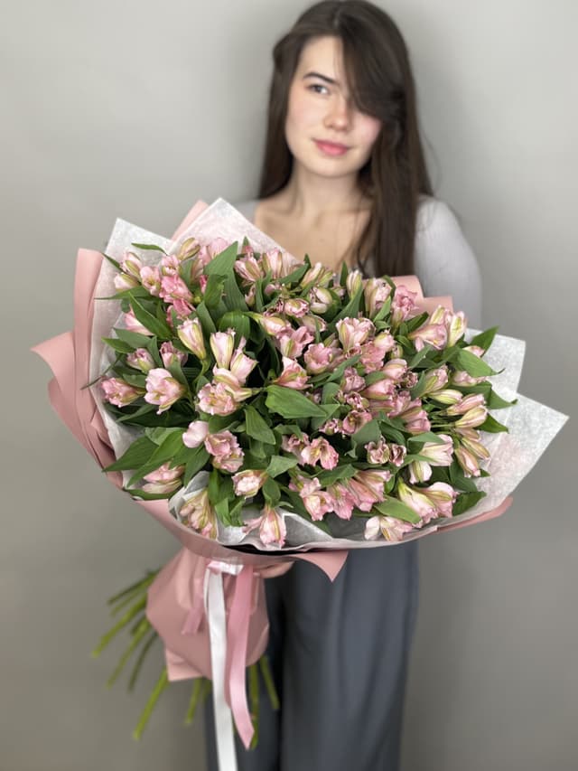 Нежный букет из 15 альстромерий "Elegance" Нежный букет из 15 альстромерий "Elegance"