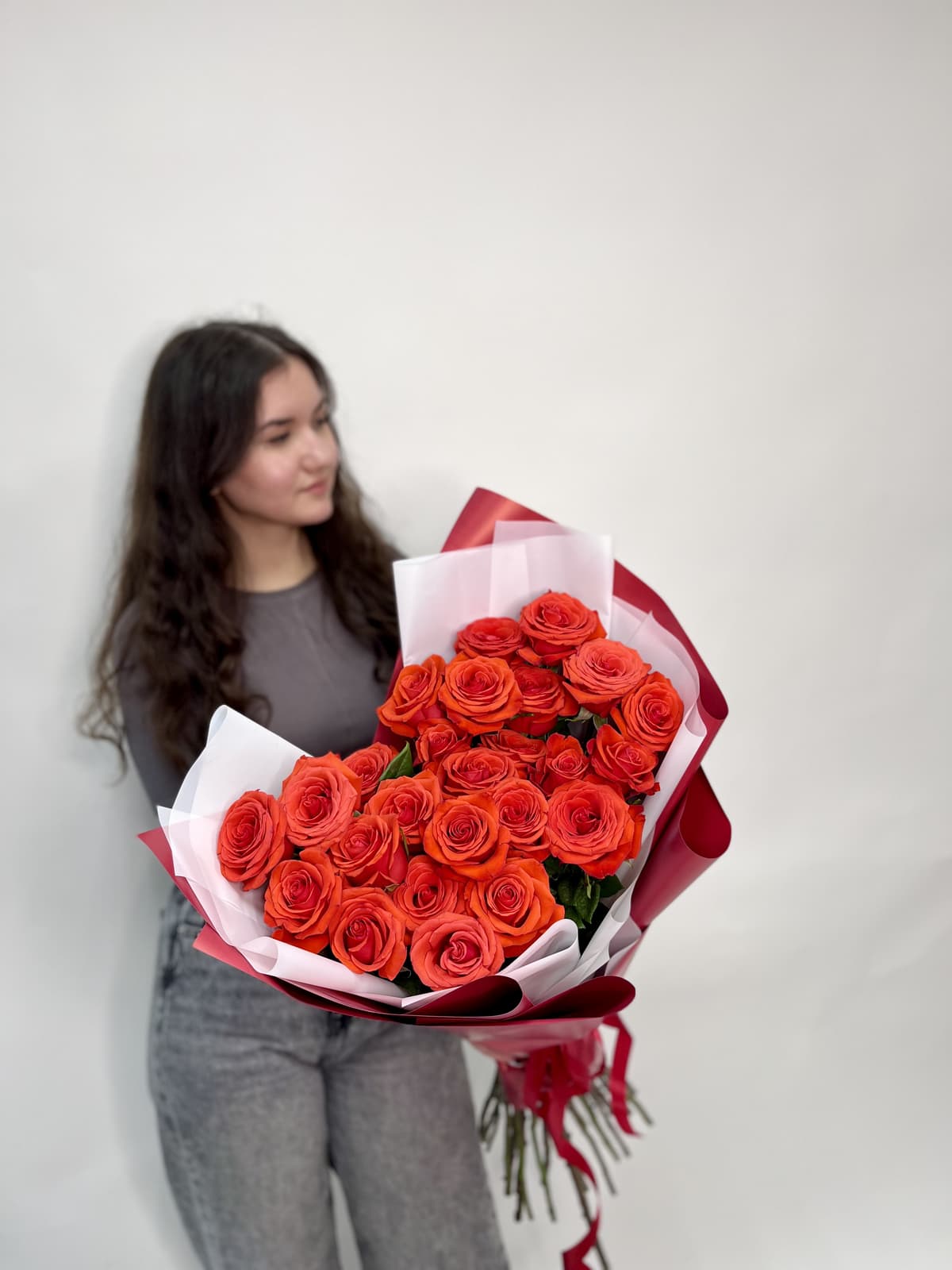 Букет из 15 алых Роз в матовой бумаге