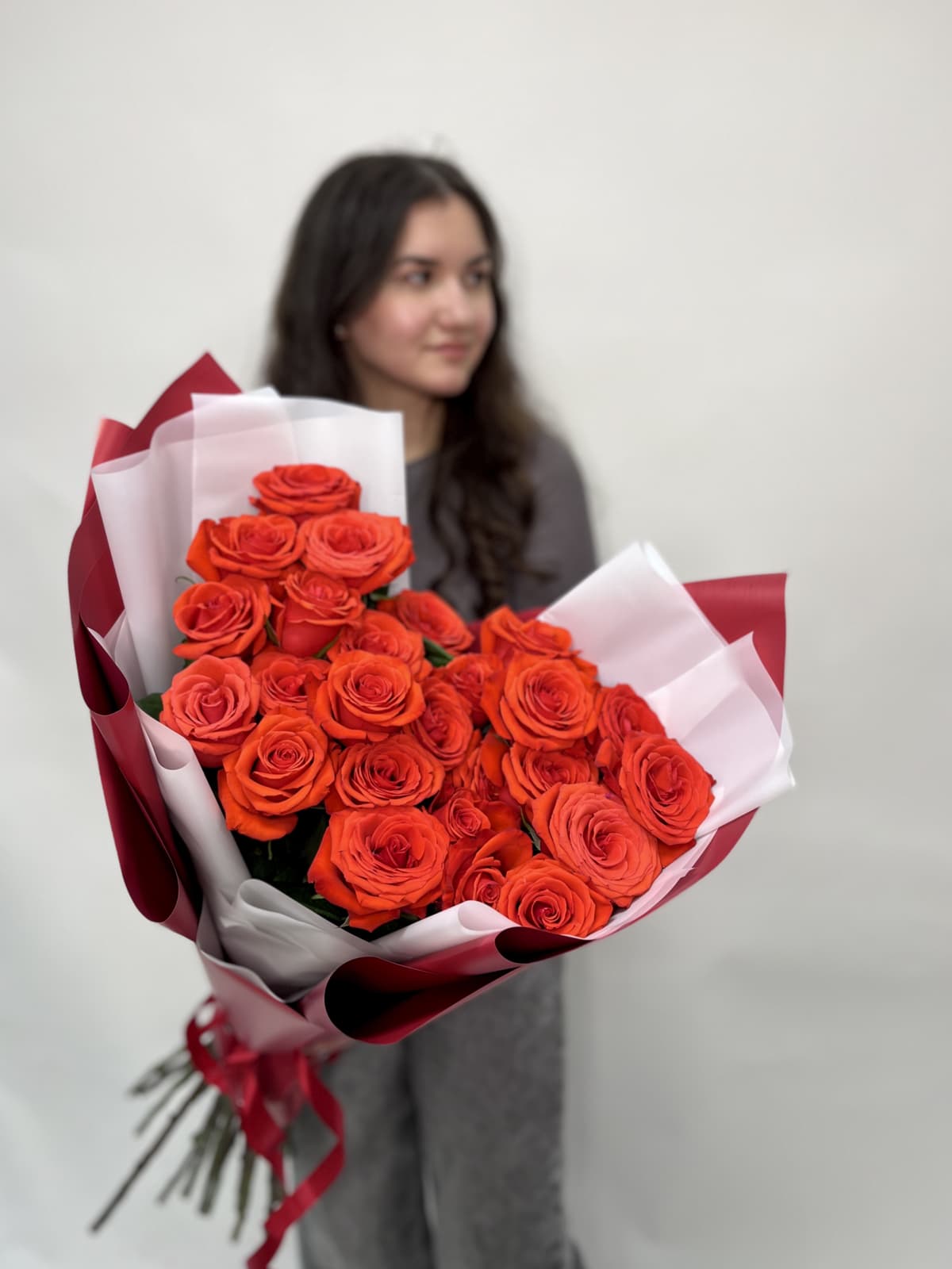 Букет из 15 алых Роз в матовой бумаге