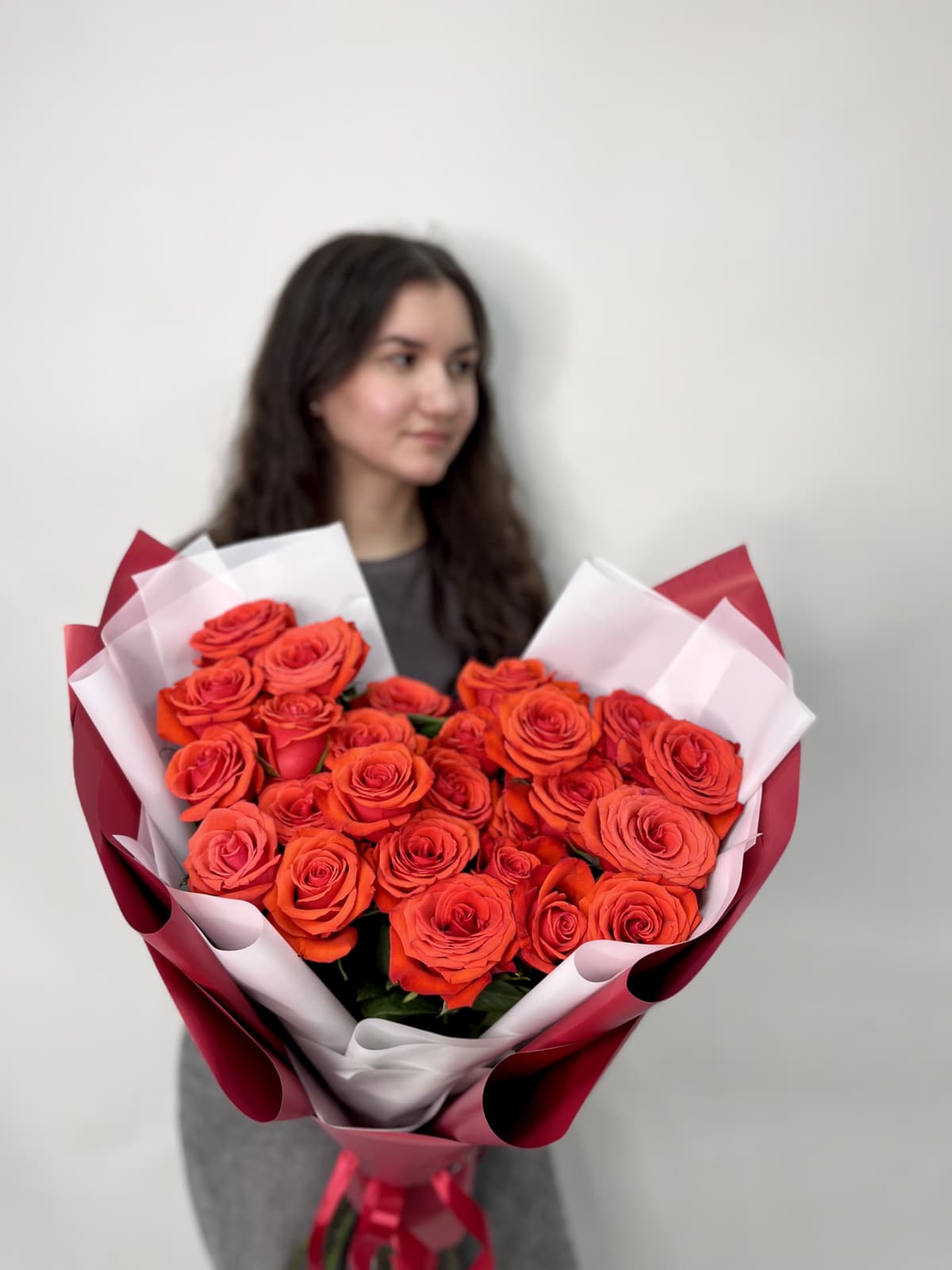 Букет из 15 алых Роз в матовой бумаге