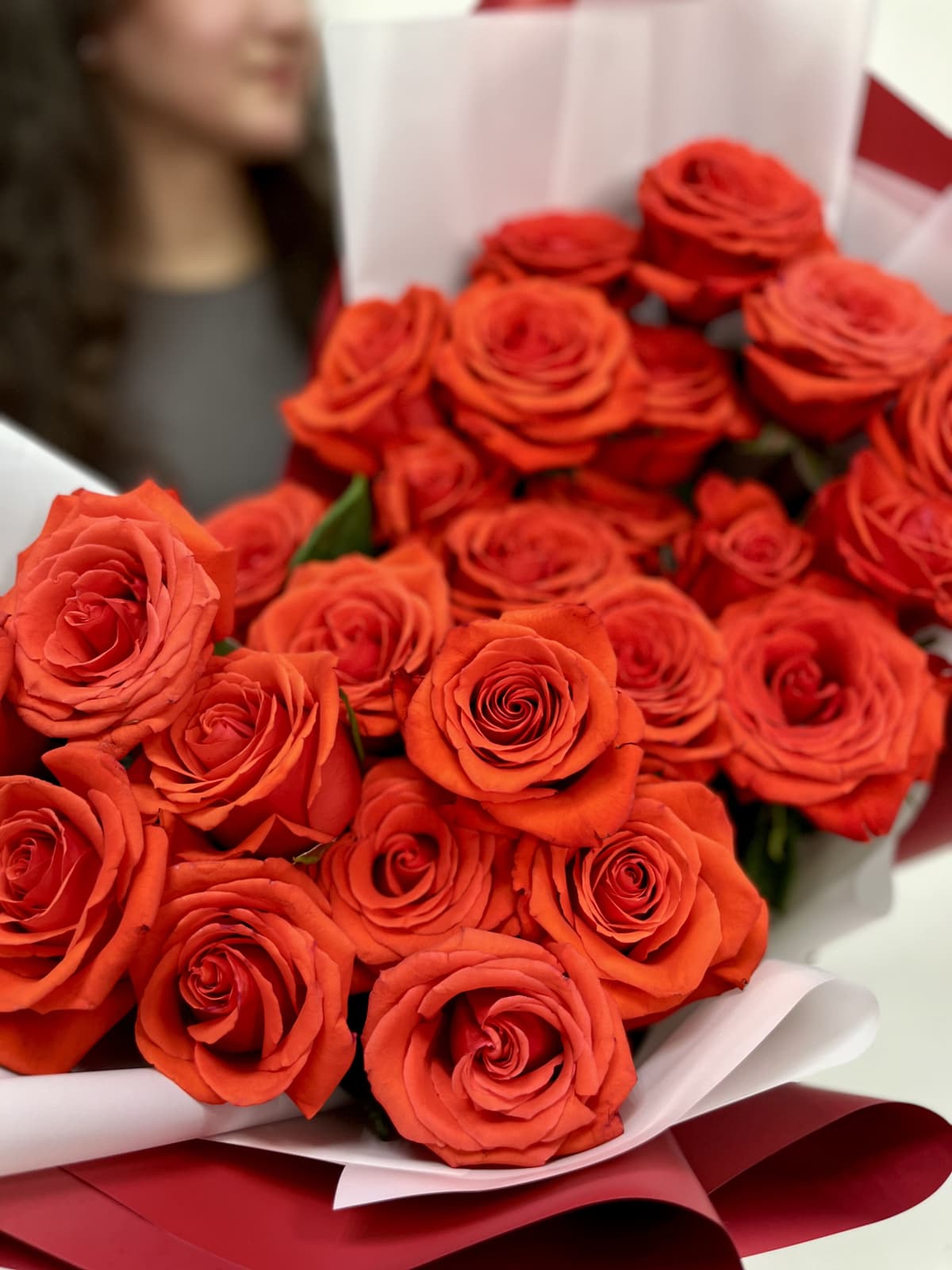 Букет из 15 алых Роз в матовой бумаге