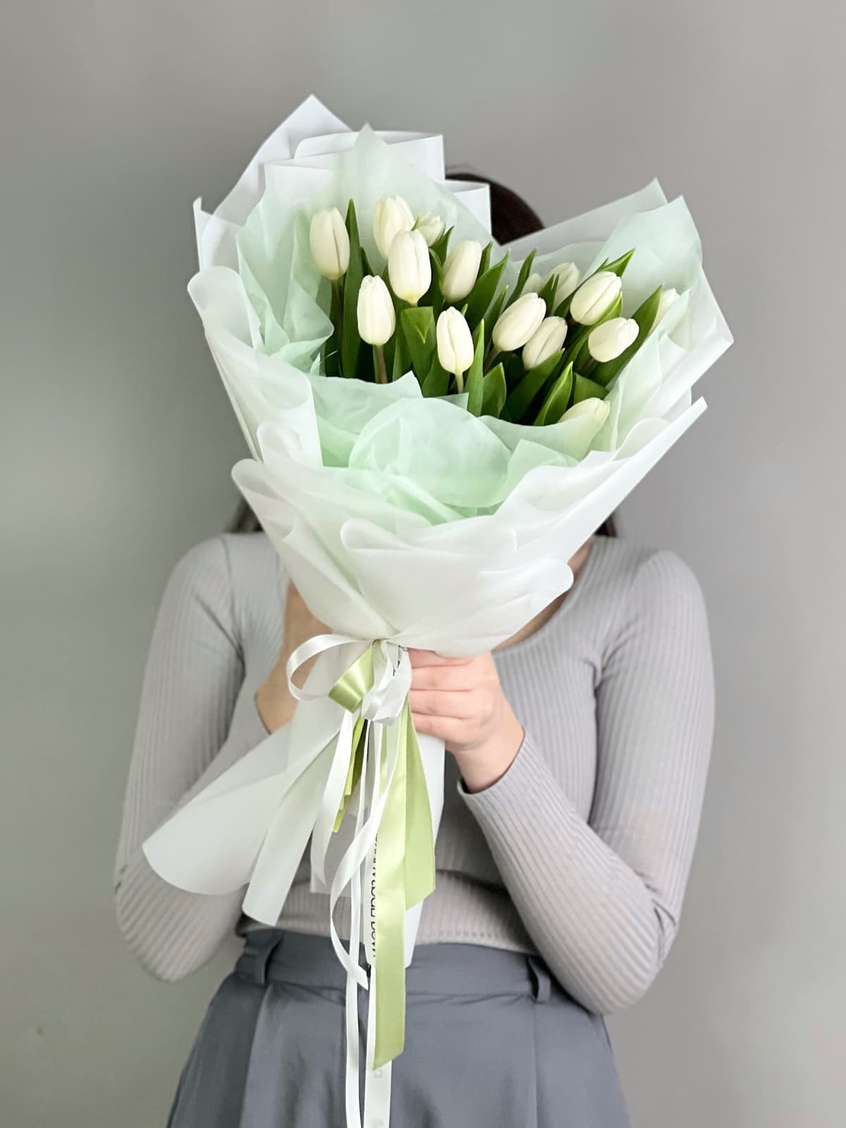 Букет из 15 белых тюльпанов в фирменной упаковке