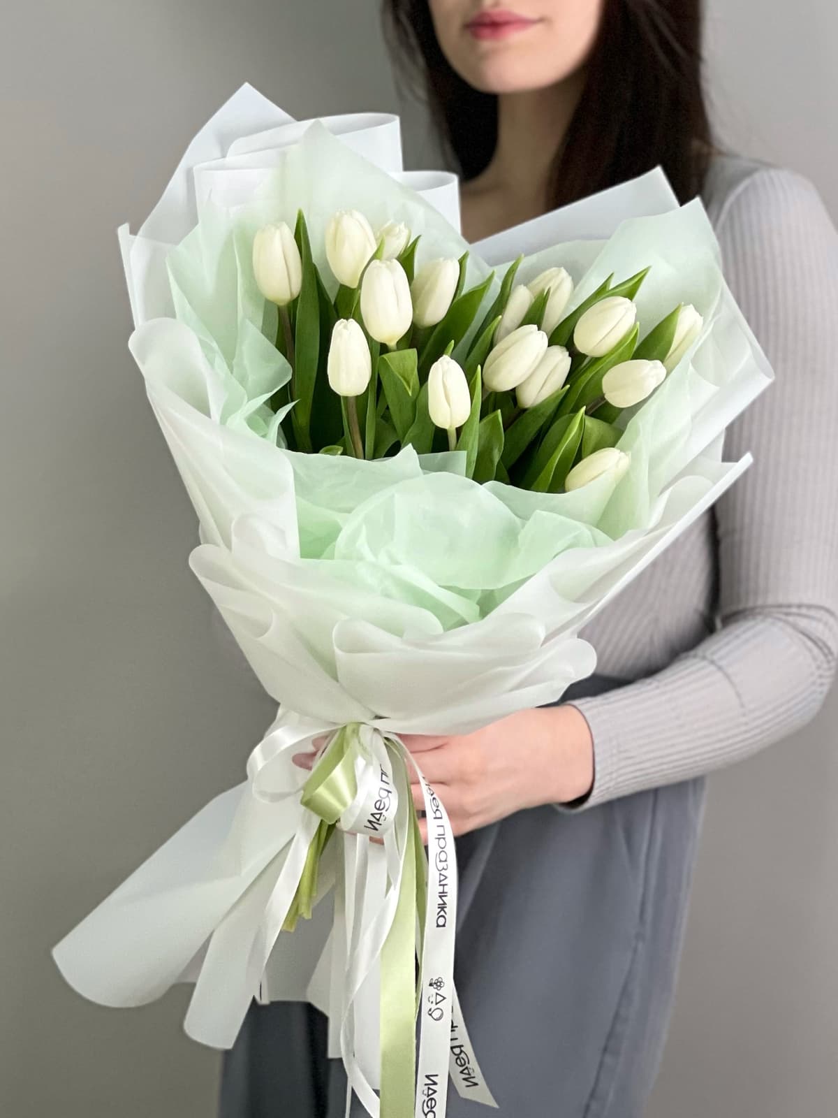Букет из 15 белых тюльпанов в фирменной упаковке