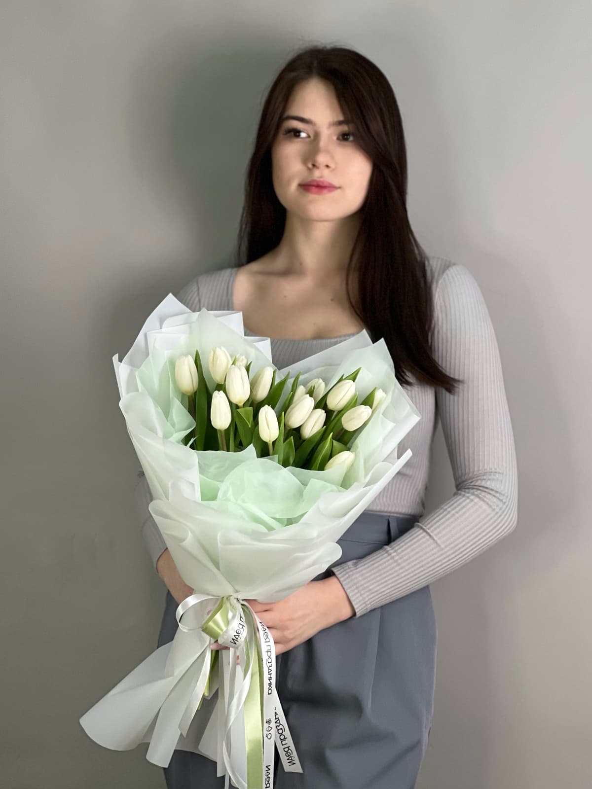 Букет из 15 белых тюльпанов в фирменной упаковке