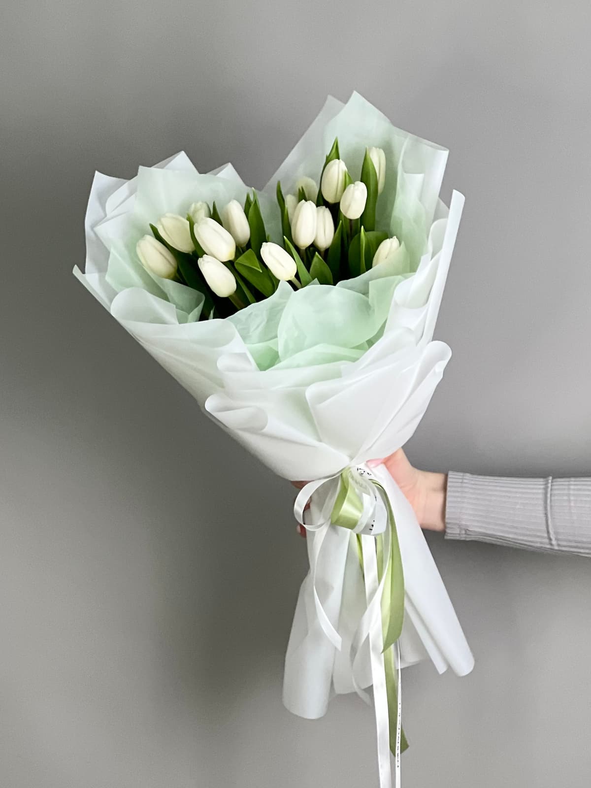 Букет из 15 белых тюльпанов в фирменной упаковке