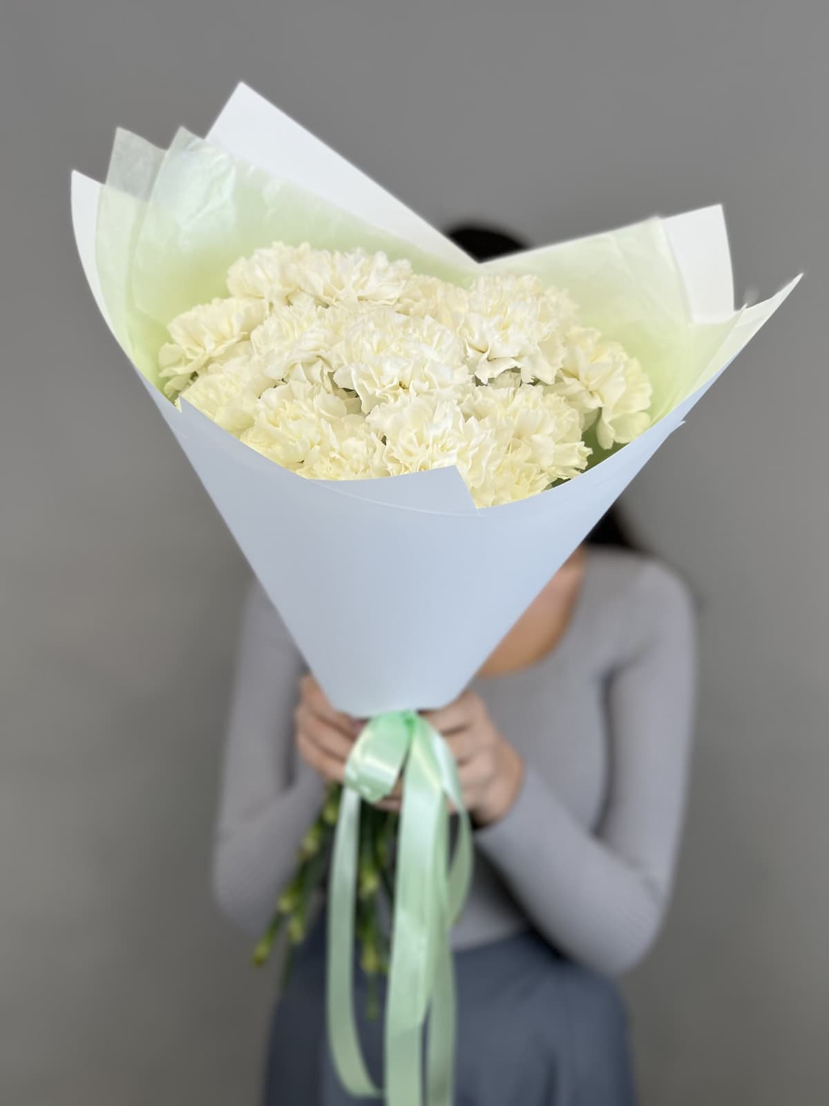 Красивый букет из 15 белых диантусов