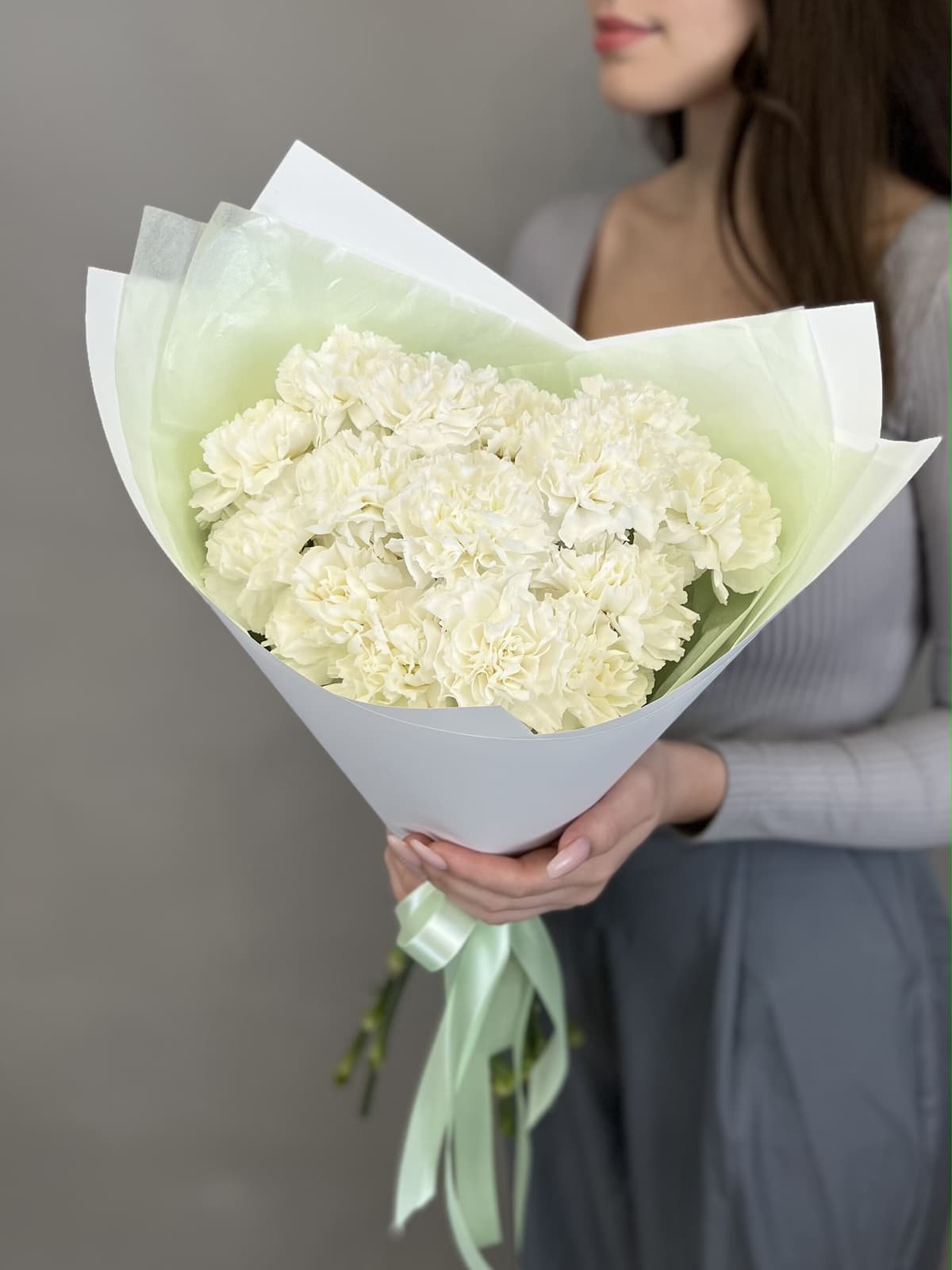 Красивый букет из 15 белых диантусов