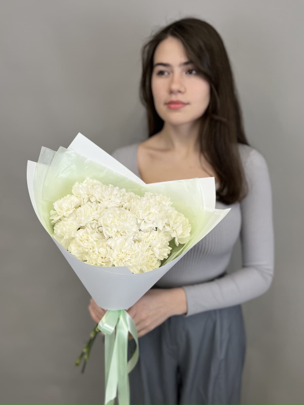 Красивый букет из 15 белых диантусов