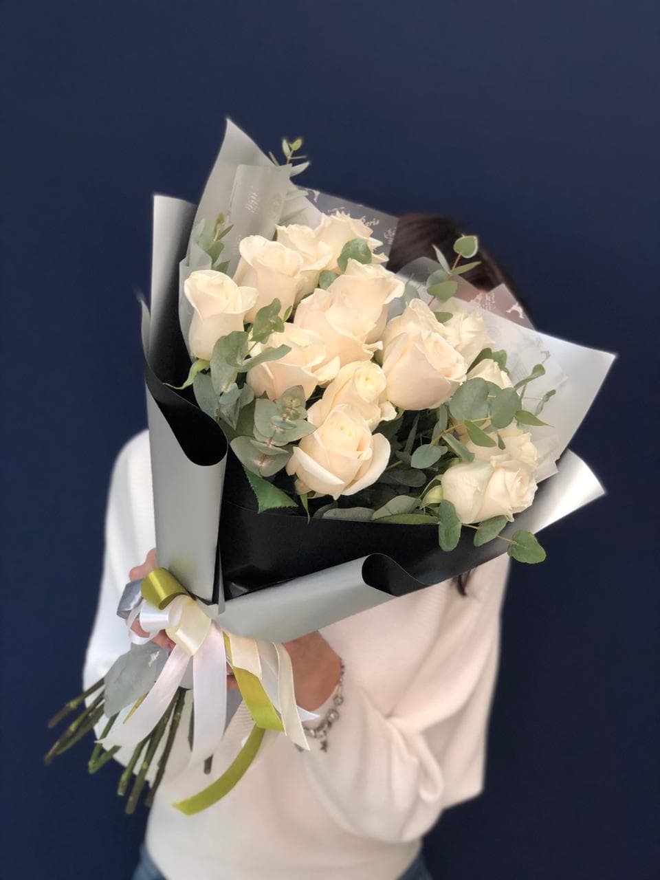 Букет из 15 белых Роз Эквадор в фирменном оформлении 50 см