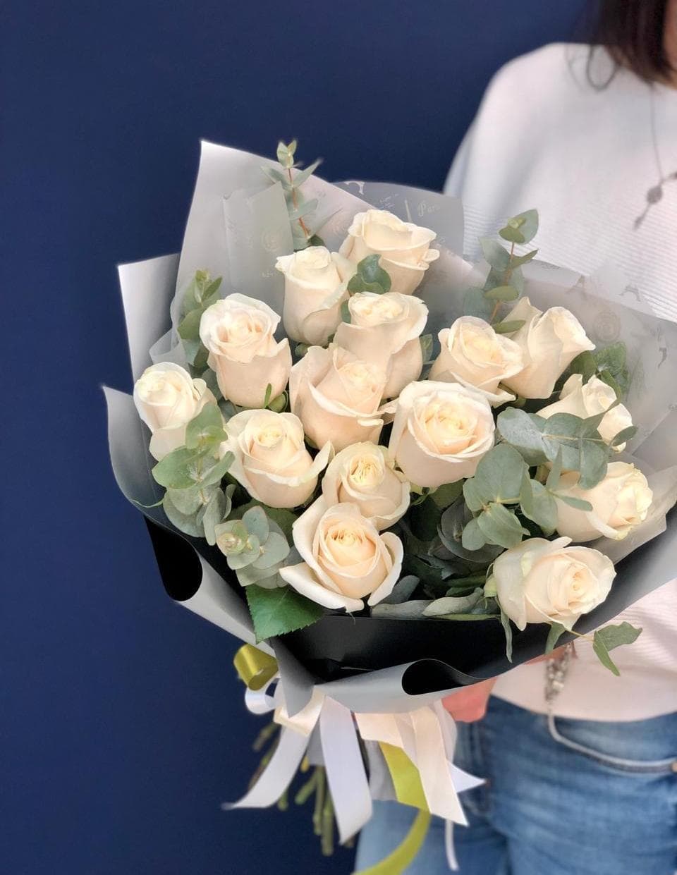 Букет из 15 белых Роз Эквадор в фирменном оформлении 60 см