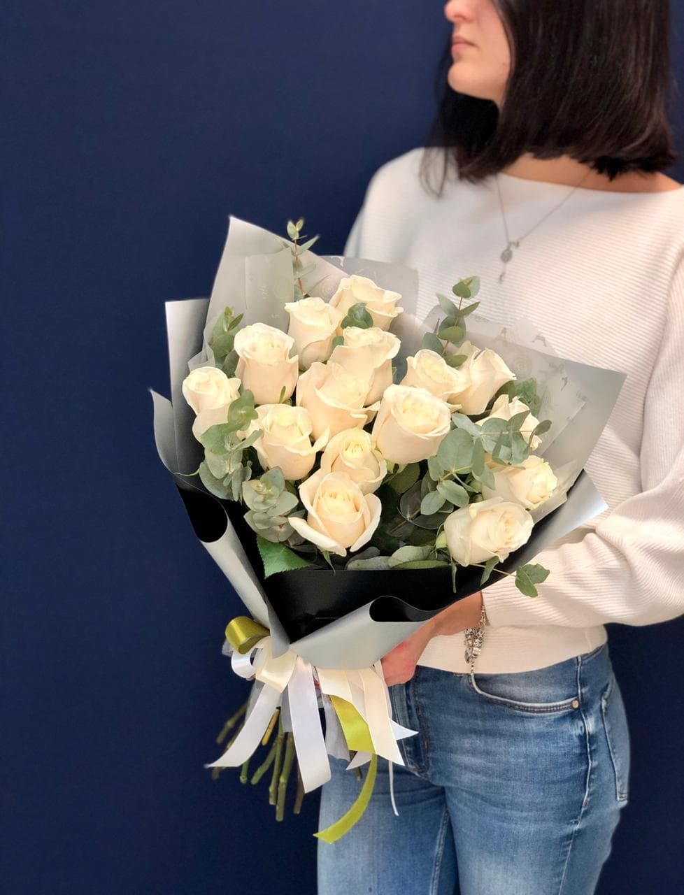 Классический букет из 15 белых Роз Эквадор в фирменном оформлении 70 см