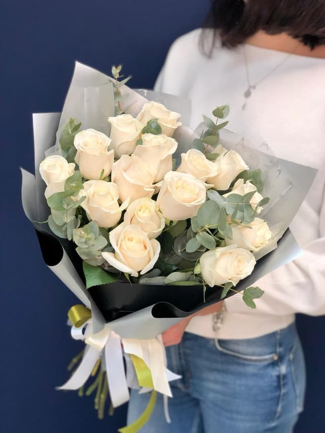 Букет из 15 белых Роз Эквадор в фирменном оформлении 80 см Букет из 15 белых Роз Эквадор в фирменном оформлении 80 см