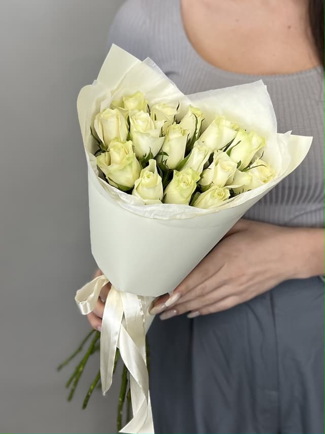 Цветочный букет из 15 белых роз Кения 35-40 см в матовой бумаге Цветочный букет из 15 белых роз Кения 35-40 см в матовой бумаге