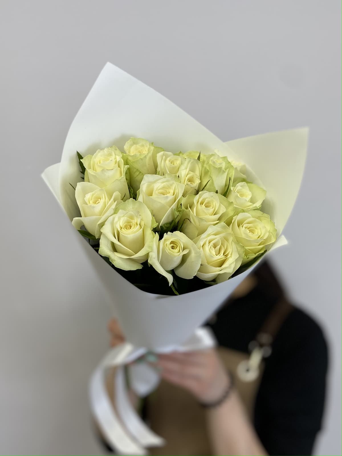 Оригинальный букет из 15 белых роз Кения 35-40см в матовом оформлении
