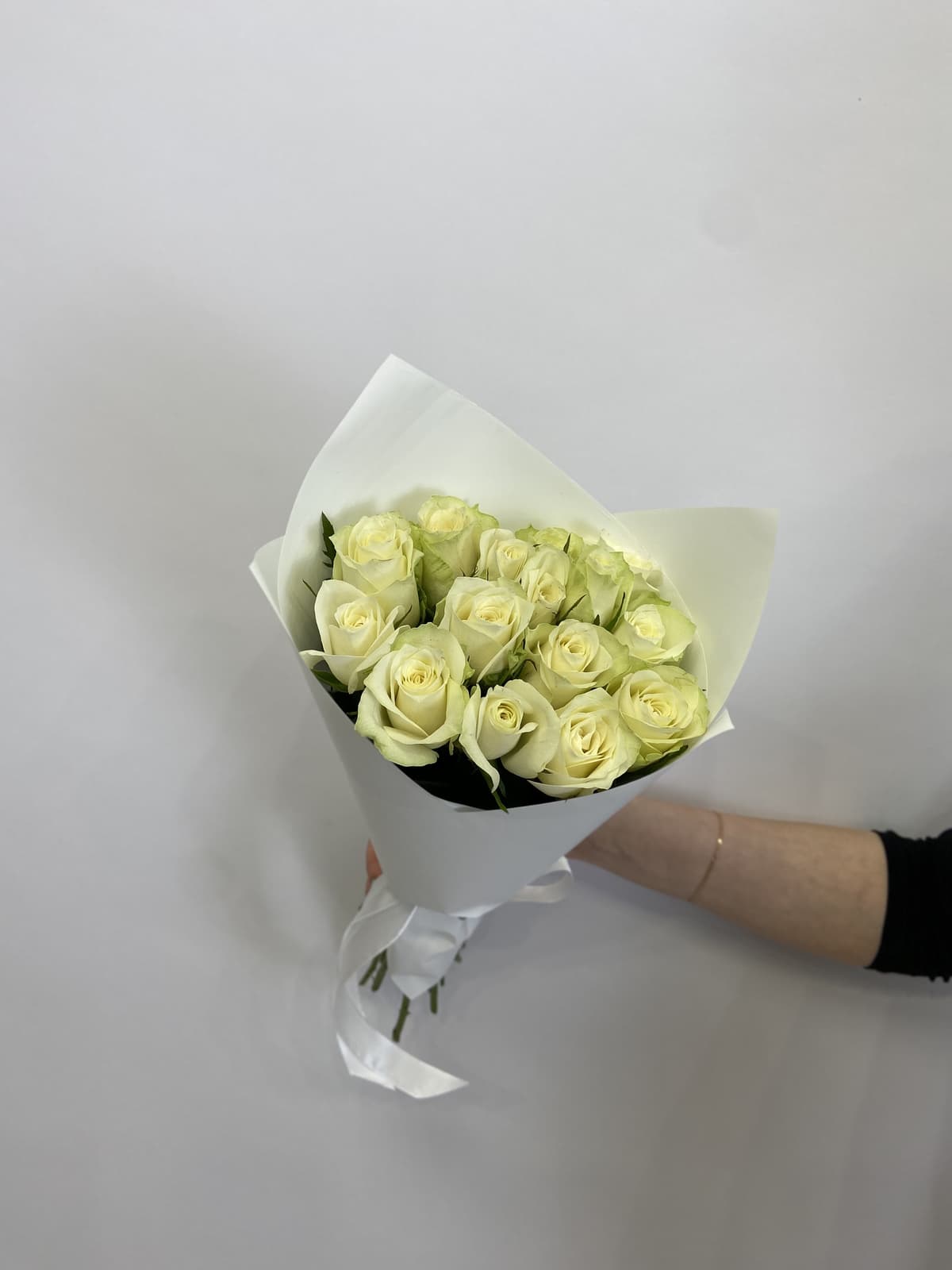 Оригинальный букет из 15 белых роз Кения 35-40см в матовом оформлении