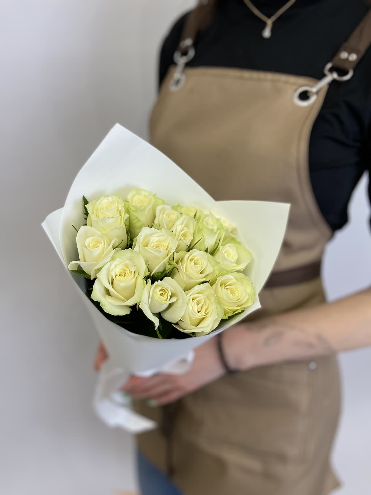 Оригинальный букет из 15 белых роз Кения 35-40см в матовом оформлении