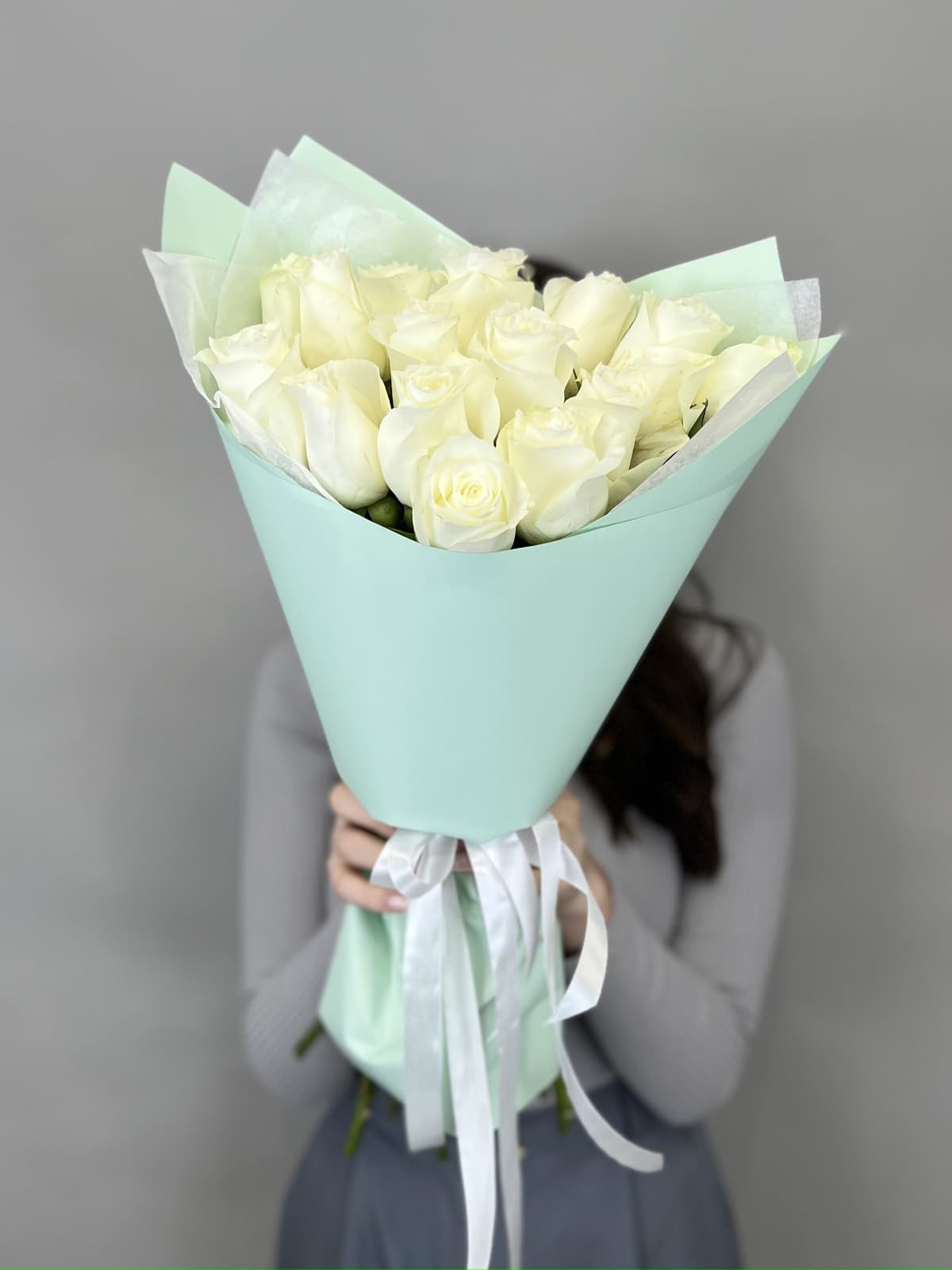 Весенний букет из 15 белых роз стандарт 50 см в оформлении