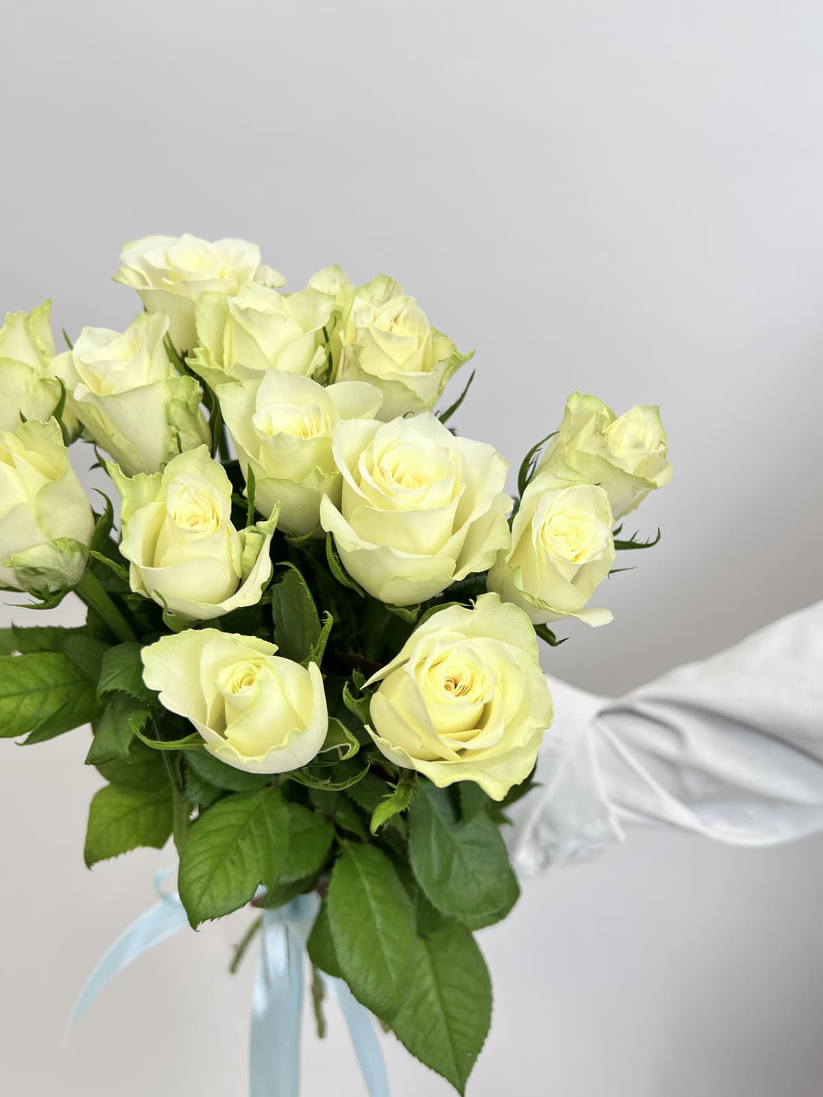 Букет из 15 белых роз стандарт 50 см