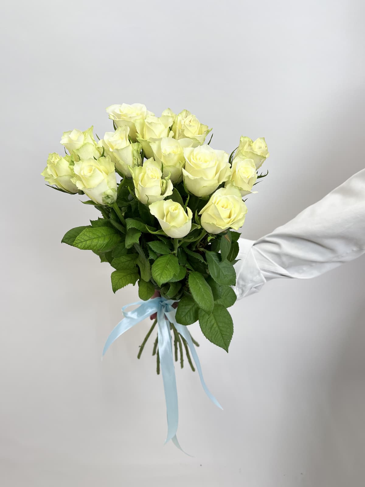 Букет из 15 белых роз стандарт 50 см