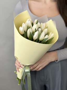 Букет из 15 белых тюльпанов в фоамиране Жукова