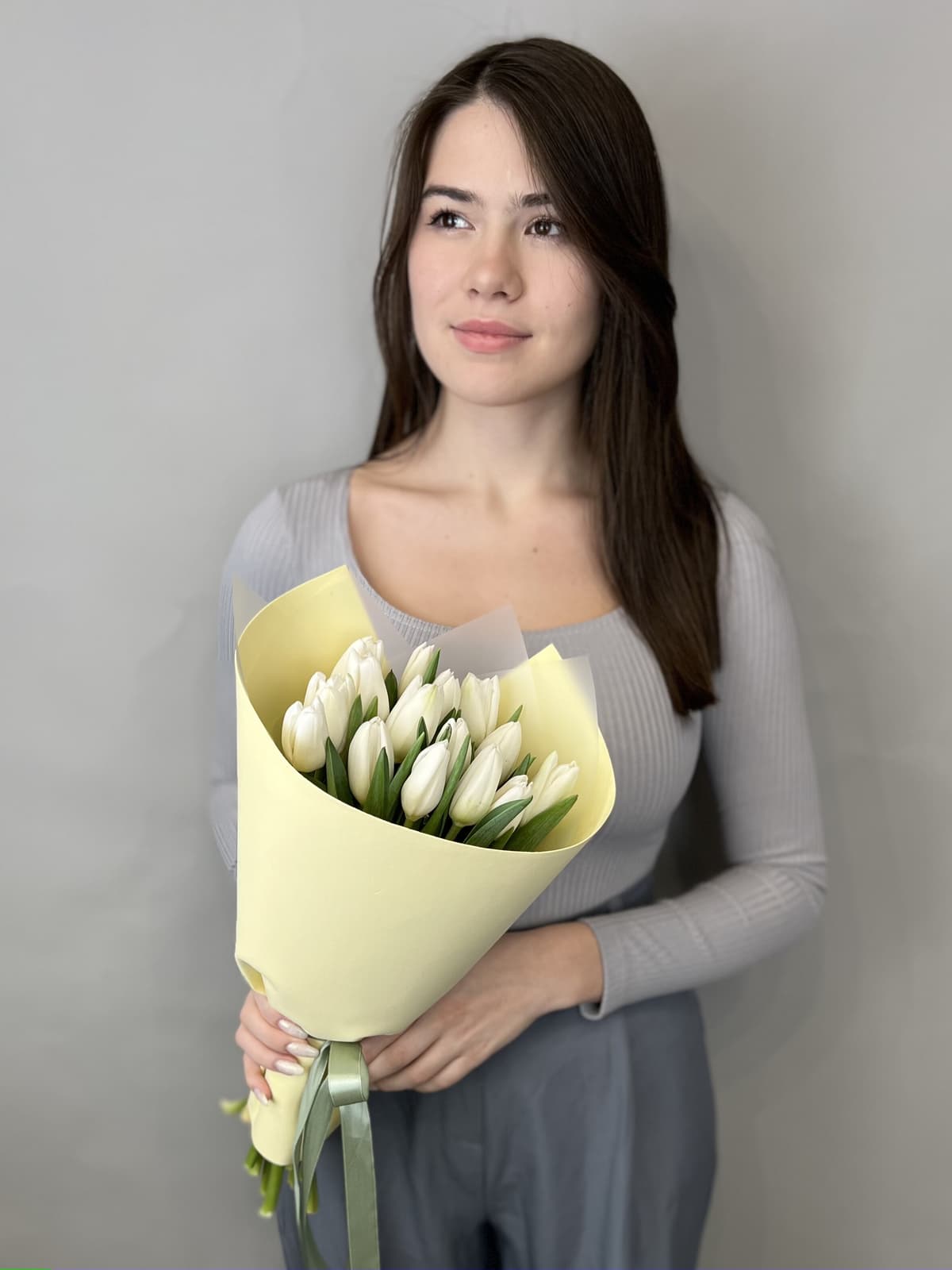 Букет из 15 белых тюльпанов в фоамиране Жукова
