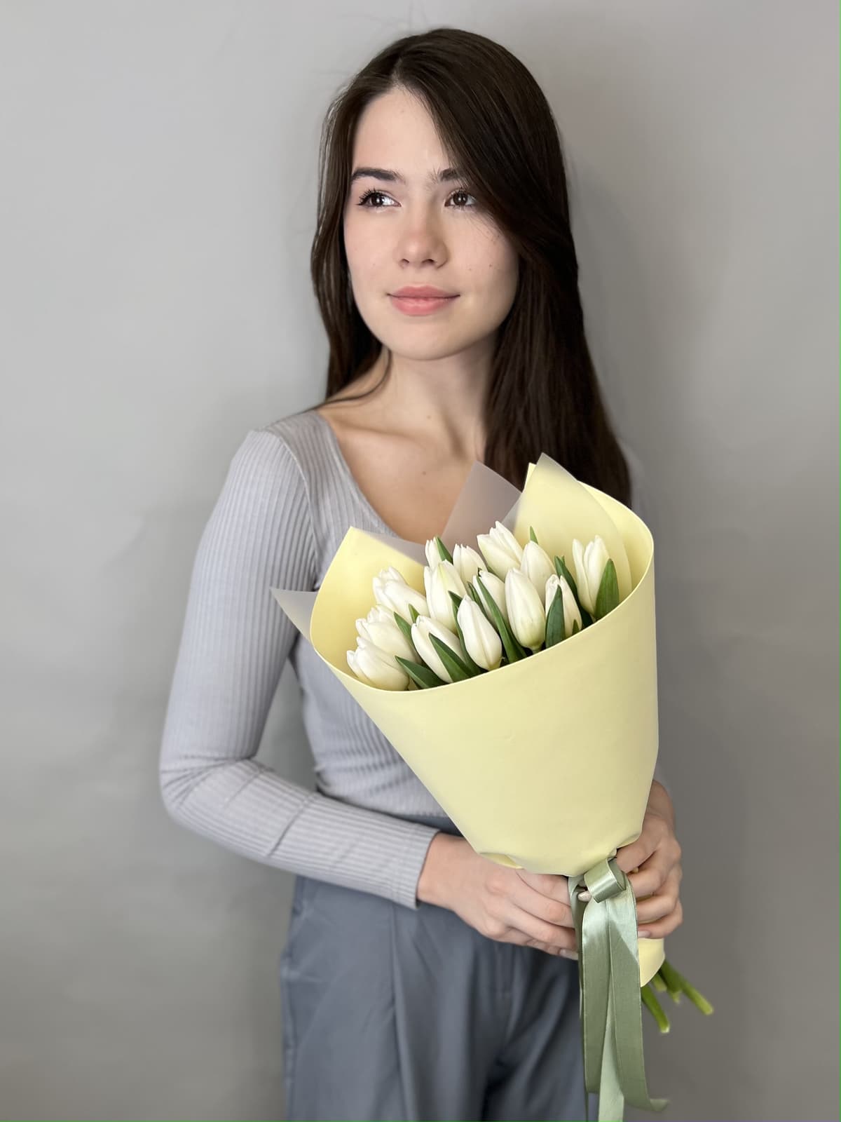 Букет из 15 белых тюльпанов в фоамиране Жукова