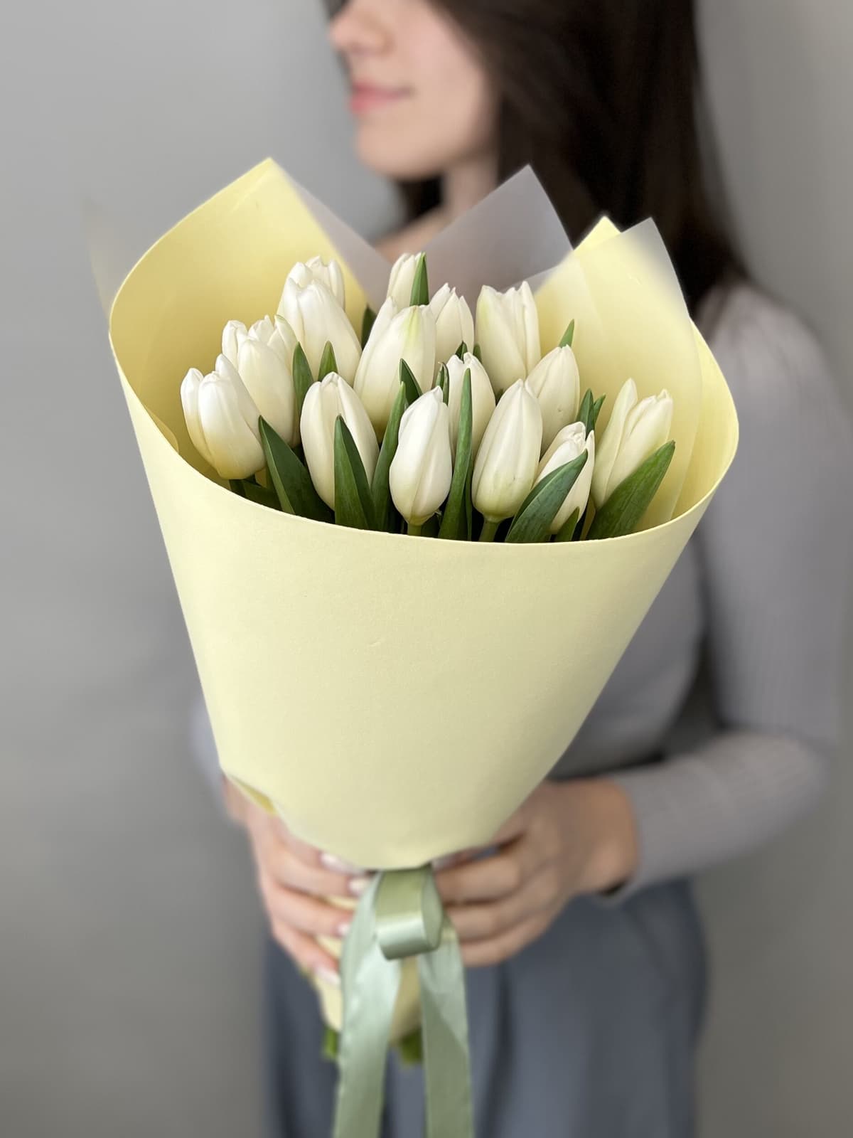 Букет из 15 белых тюльпанов в фоамиране Жукова