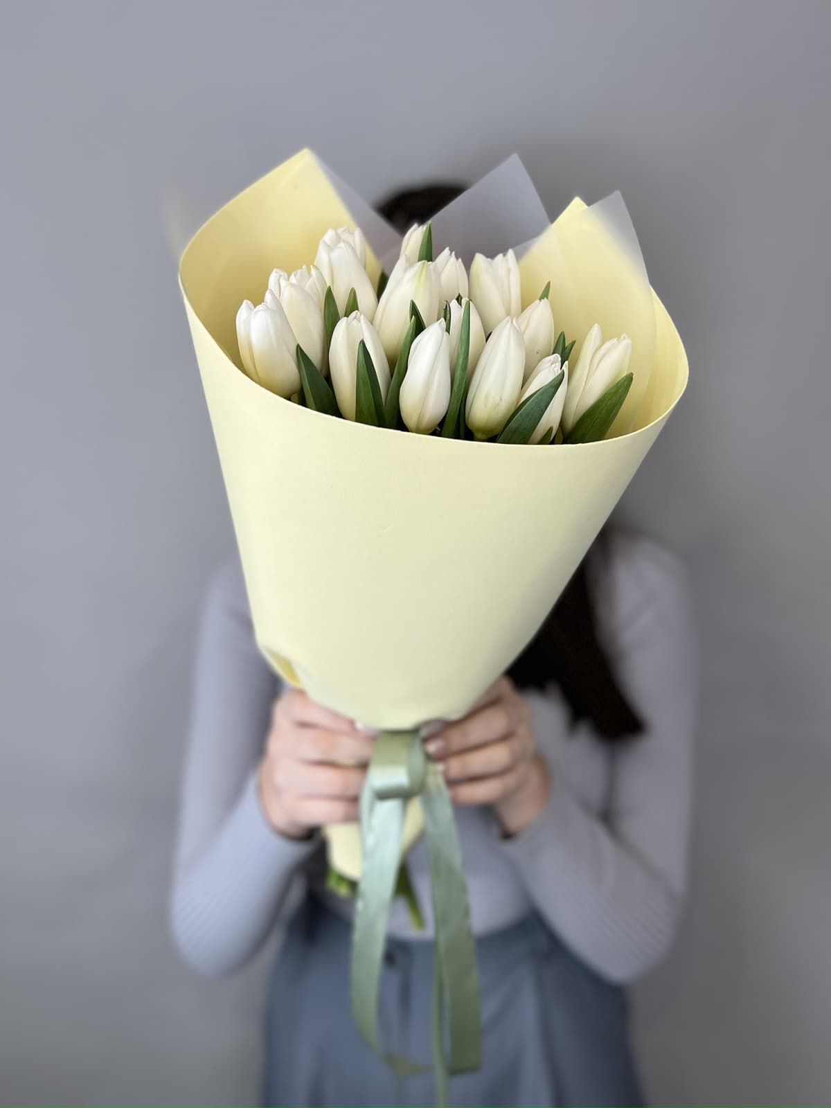 Букет из 15 белых тюльпанов в фоамиране Жукова