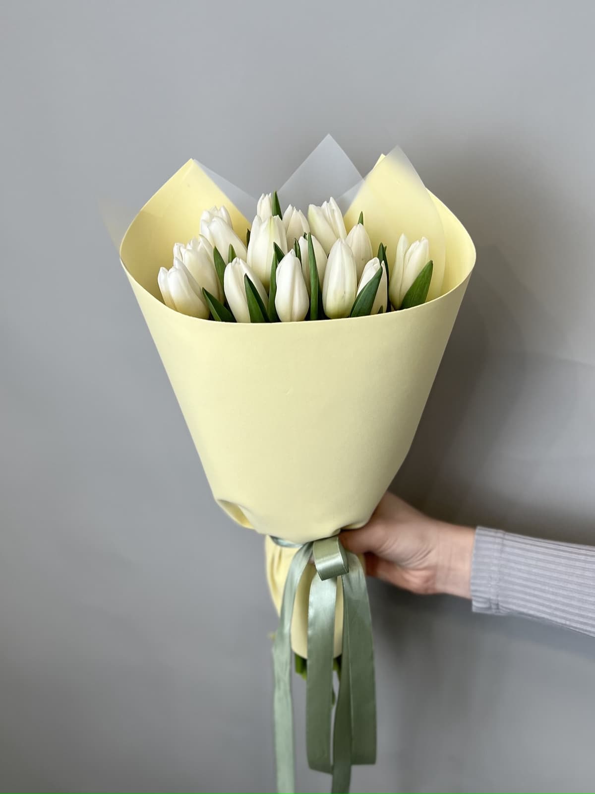 Красивый букет из 15 белых тюльпанов в фоамиране