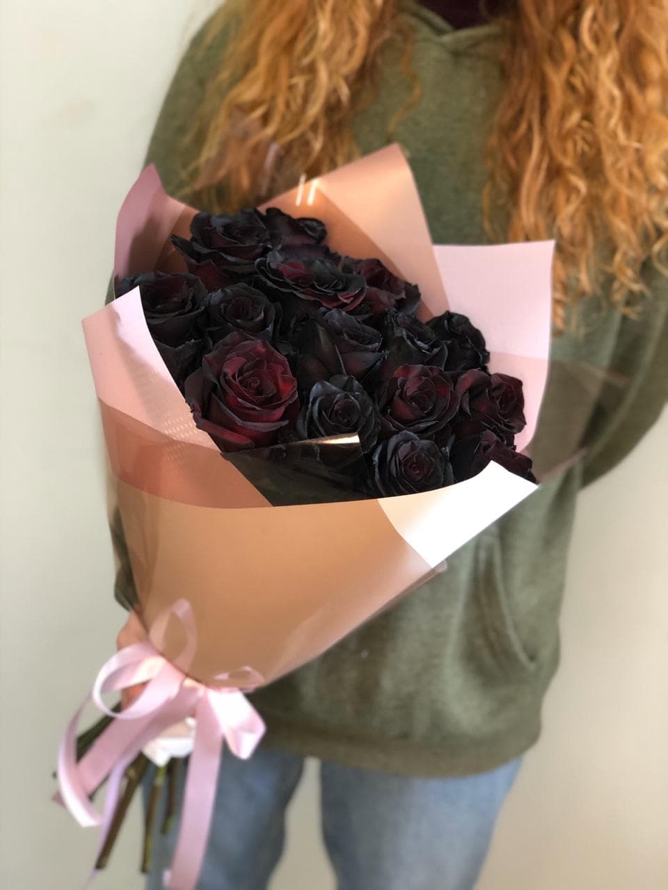 Оригинальный букет из 15 чёрных Роз Эквадор в матовой бумаге