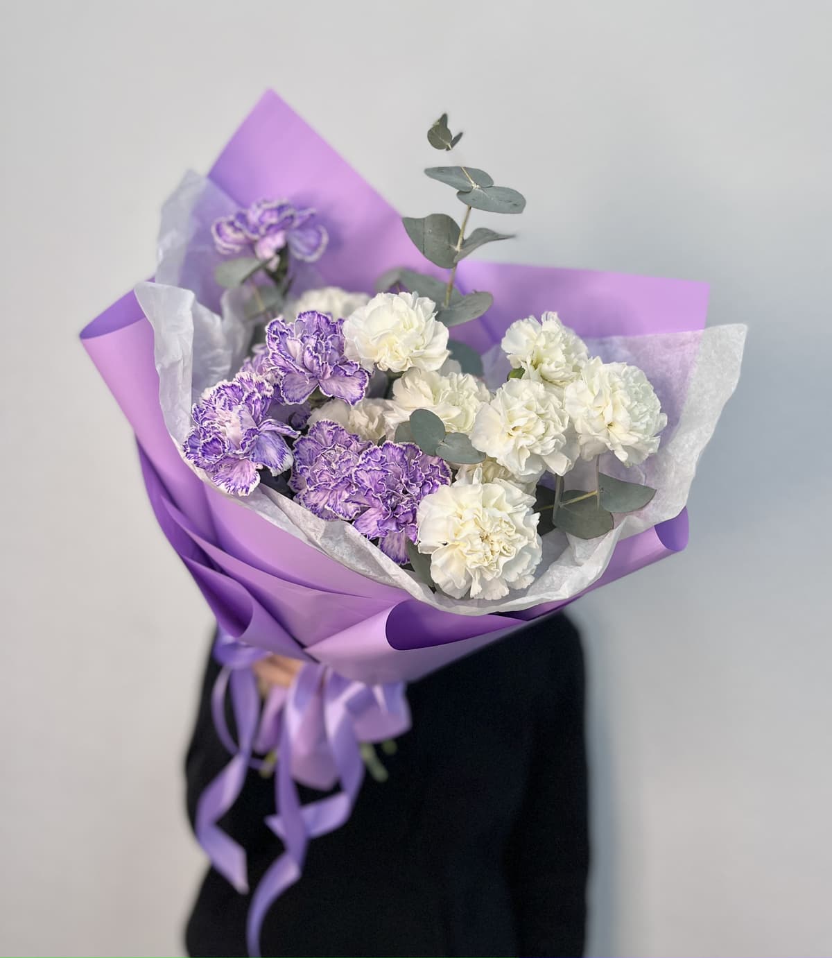 Дизайнерский букет из 15 Диантусов в Матовой бумаге сиреневый
