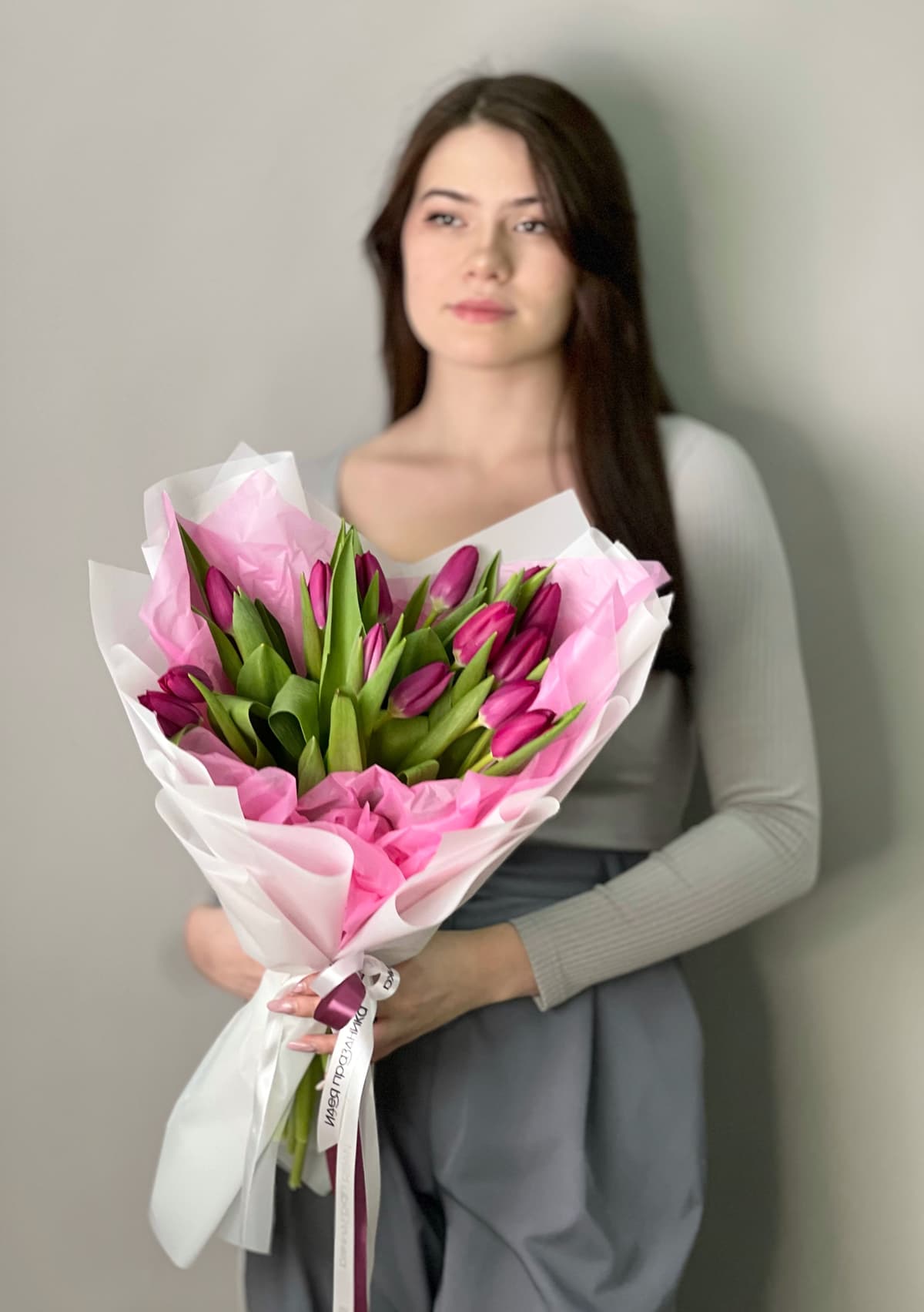 Букет из 15 фиолетовых тюльпанов в фирменной упаковке