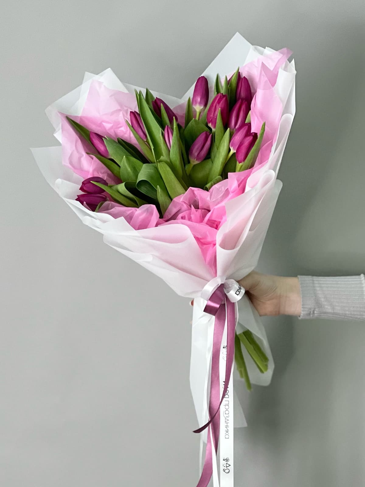 Букет из 15 фиолетовых тюльпанов в фирменной упаковке