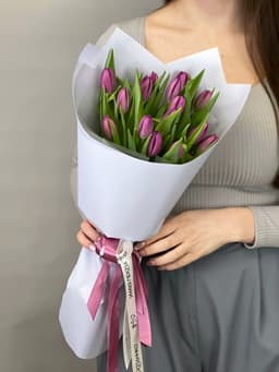 Букет из 15 фиолетовых тюльпанов