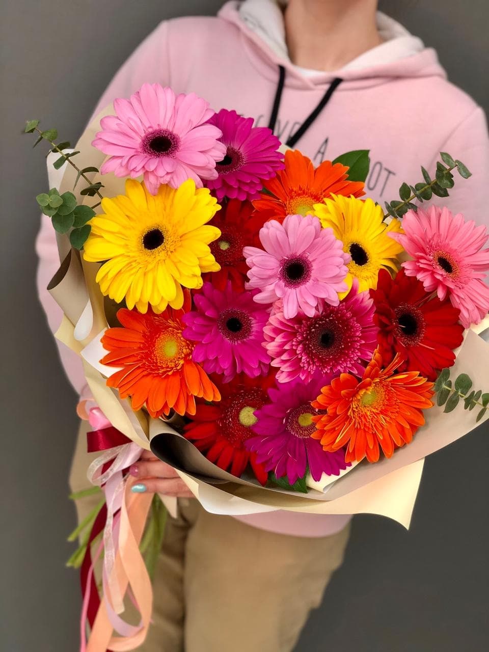 Свежий букет из 15 гербер в матовой бумаге с зеленью