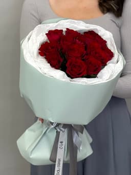 Букет из 15 красных роз Кения 35-40 см в фирменной упаковке