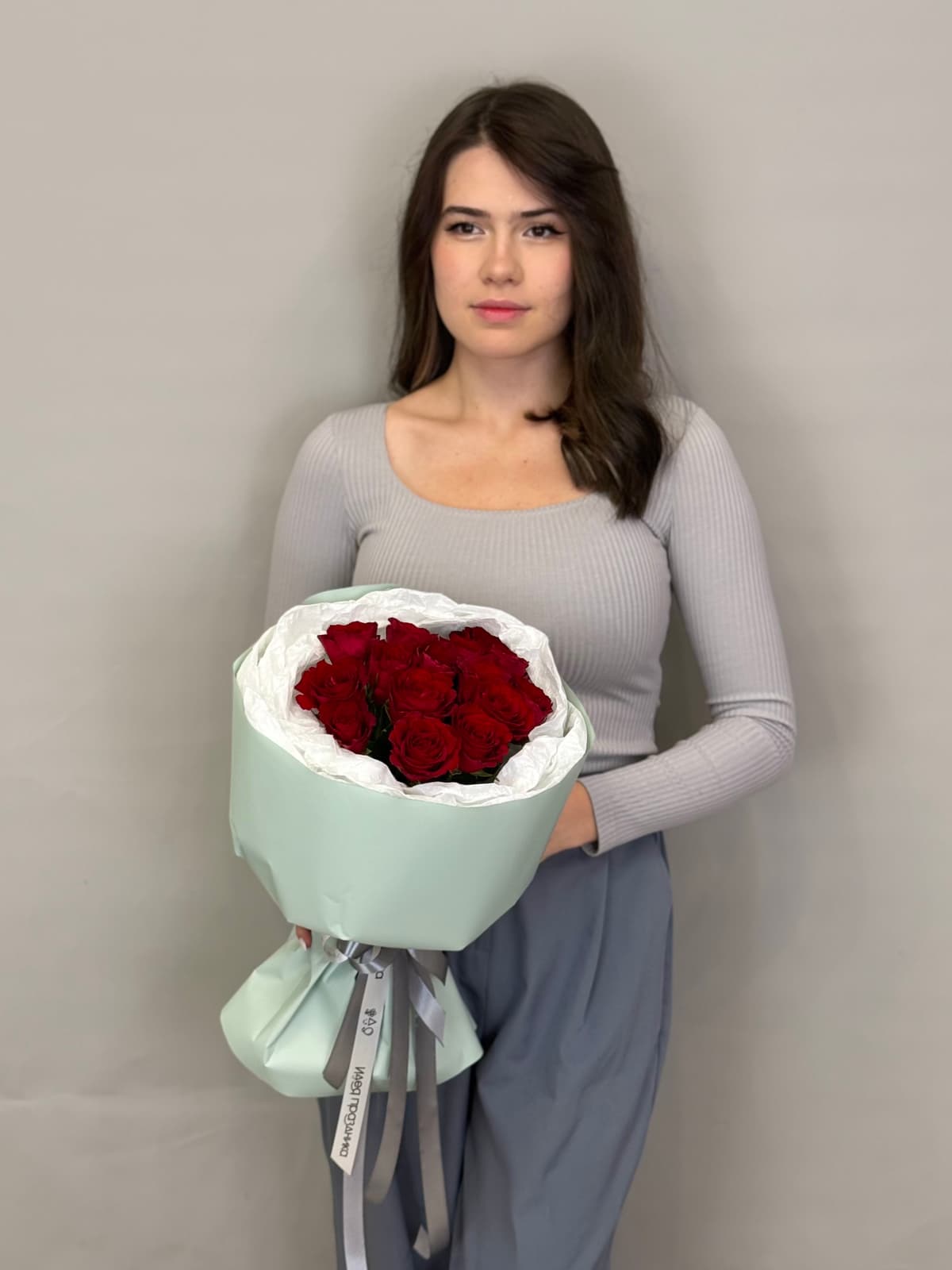 Букет из 15 красных роз Кения 35-40 см в фирменной упаковке